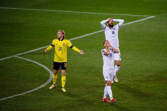 Elbasan Rashani of Kosovo and Emil Forsberg of Sweden