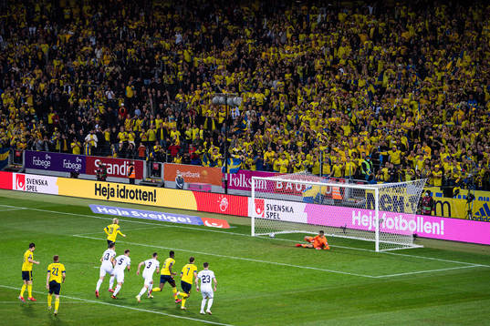 Emil Forsberg of Sweden scores 1-0