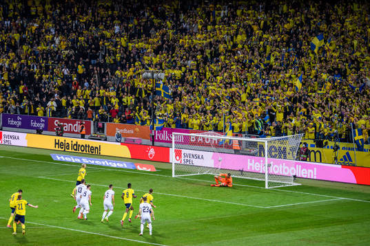 Emil Forsberg of Sweden scores 1-0