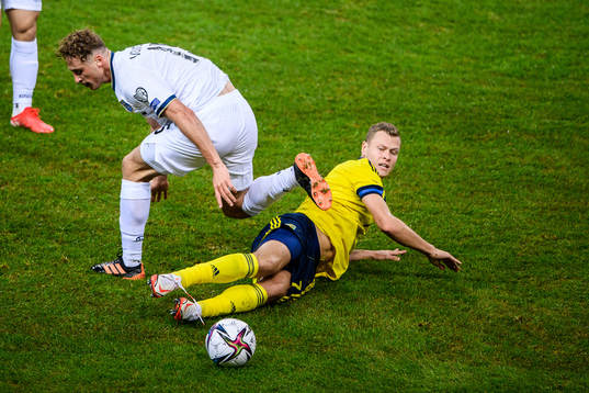Mergim Vojvoda of Kosovo and Viktor Claesson of Sweden