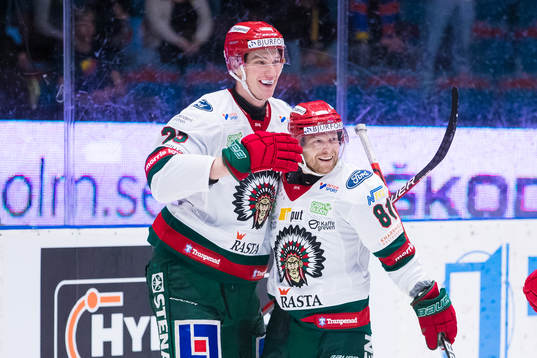 Frölundas Elmer Söderblom och Ryan Lasch jublar