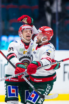 Frölundas Nicklas Lasu jublar med Jan Mursak