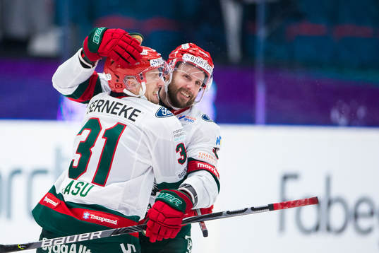 Frölundas Nicklas Lasu jublar med Jan Mursak