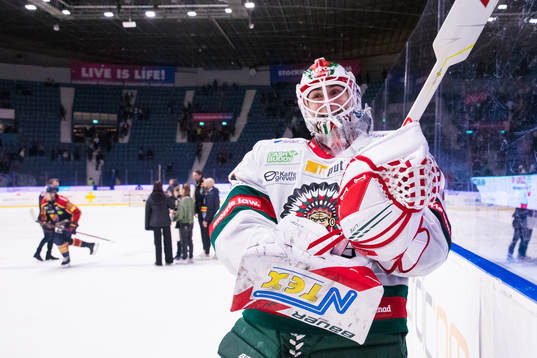 Frölundas målvakt Matthew Tomkins jublar