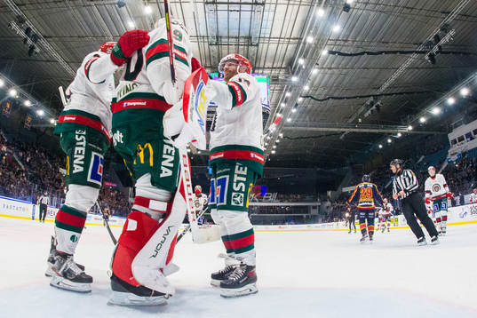 Frölundas målvakt Matthew Tomkins jublar