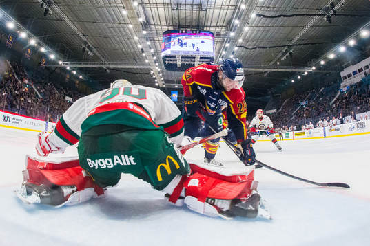 Djurgårdens Ludvig Rensfeldt med en målchans framför