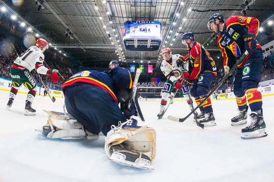 Djurgårdens målvakt Niklas Svedberg med en räddning