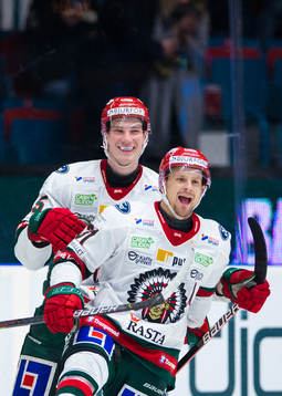 Frölundas Elmer Söderblom och Nicklas Lasu jublar