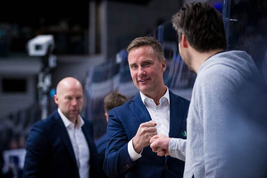 Frölundas tränare Roger Rönnberg jublar