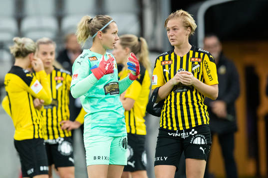 Häckens målvakt Jennifer Falk och Luna Nörgaard Gevitz