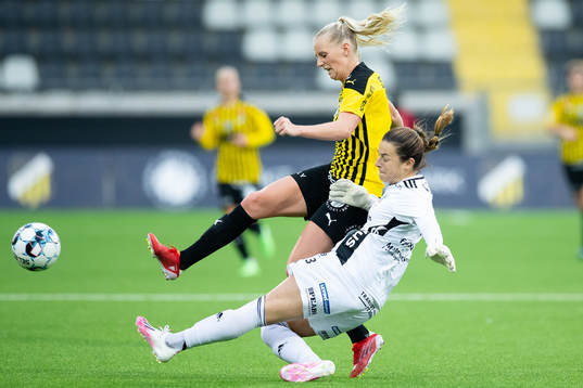 Häckens Stina Blackstenius och Vittsjös målvakt Sabrina
