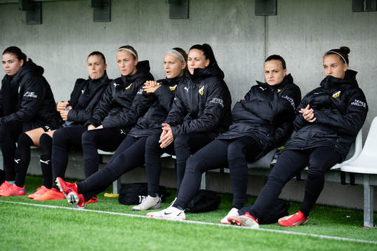 Häckens avbytare innan fotbollsmatchen i Damallsvenskan