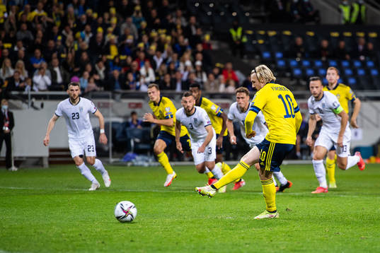 Emil Forsberg of Sweden scores 1-0