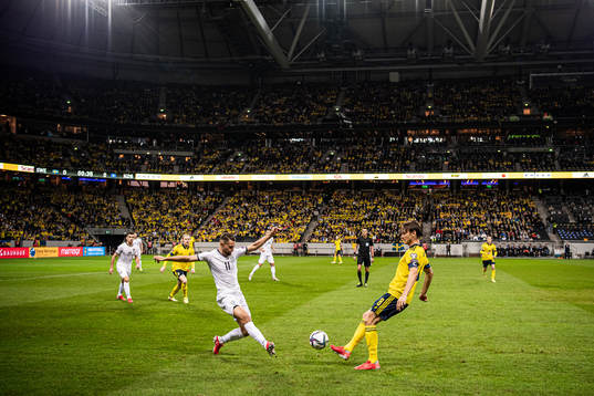 Elbasan Rashani of Kosovo and Albin Ekdal of Sweden