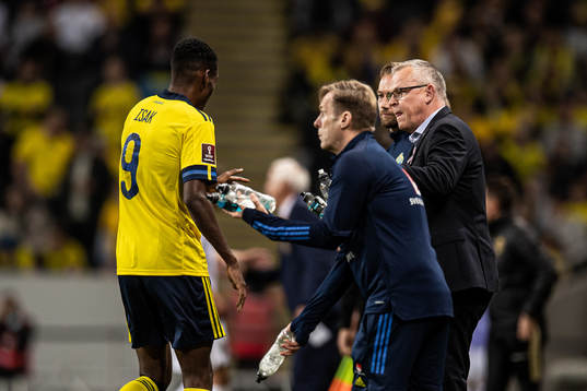 Alexander Isak and head coach Janne Andersson of Sweden
