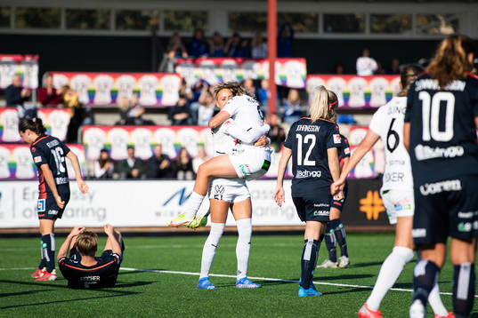 Rosengårds Sanne Troelsgaard och Loreta Kullashi jublar