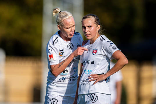Rosengårds Caroline Seger  och Ria Noora Minerva Öling