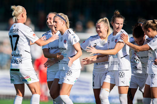 Rosengårds Olivia Schough jublar med lagkamrater 1-1