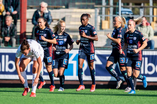 Linköpings Uchenna Grace Kanu jublar med lagkamrater