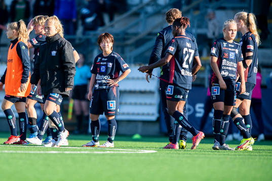 Linköpings Yuka Momiki deppar med lagkamrater