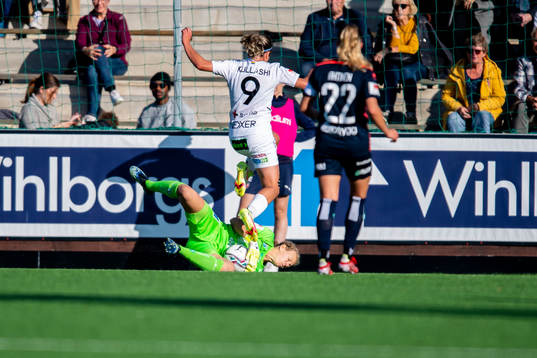 Linköpings målvakt Cajsa Andersson stoppar Rosengårds