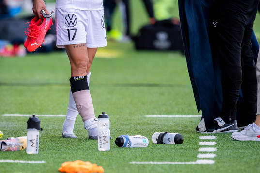 Rosengårds Caroline Seger med lindad vad