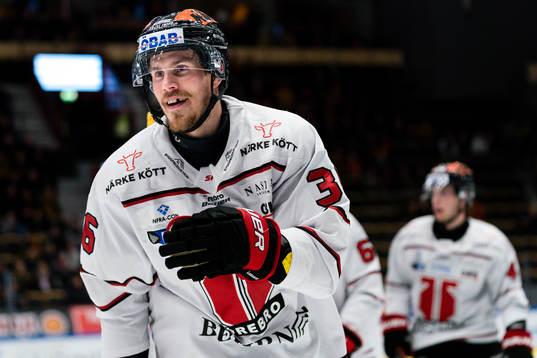 Örebros Emil Larsson jublar
