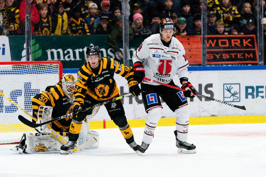 Skellefteås Jonathan Pudas och målvakt Gustaf Lindvall