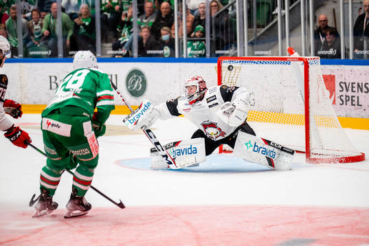 Rögles Anton Bengtsson gör 1-0 bakom Malmö Redhawks