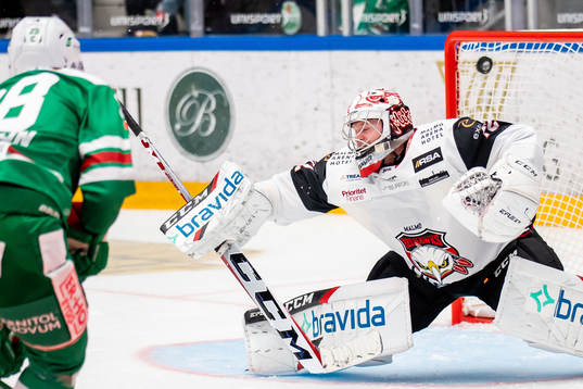 Rögles Anton Bengtsson gör 1-0 bakom Malmö Redhawks