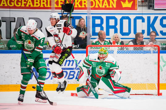 Malmö Redhawks Emil Sylvegård oroar framför Rögles Tony