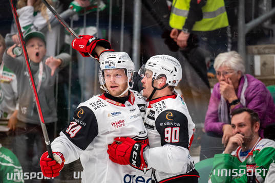 Malmö Redhawks Carl Söderberg och Lance Bouma jublar