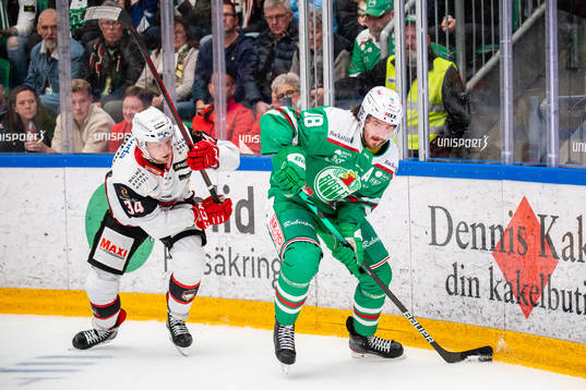 Malmö Redhawks Carl Söderberg och Rögles Dennis Everberg