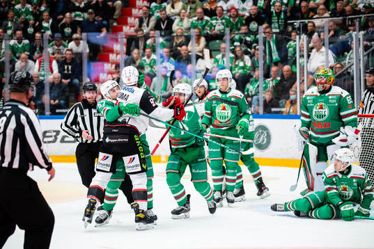 Malmö Redhawks Lance Bouma och Rögles Leon Bristedt i