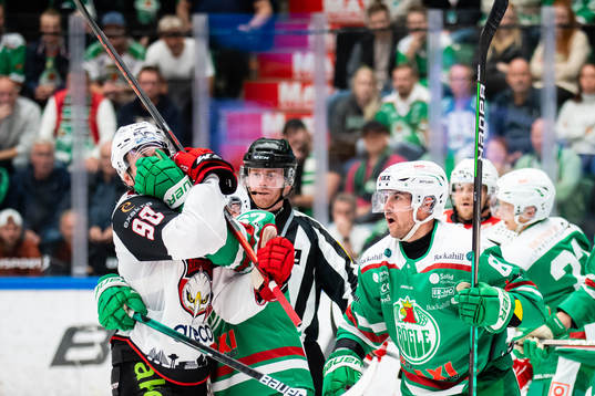 Malmö Redhawks Lance Bouma och Rögles Leon Bristedt i
