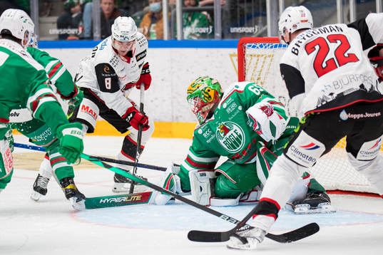 Malmö Redhawks Johan Olofsson oroar mot Rögles målvakt