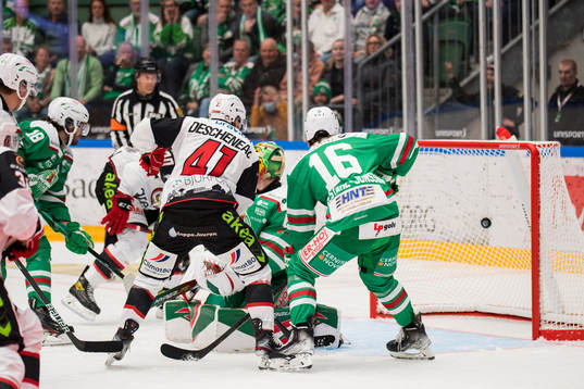 Malmö Redhawks Lance Bouma gör 1-1 bakom Rögles målvakt