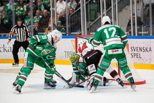 Malmö Redhawks Carl Söderberg oroar mot Rögles Anton