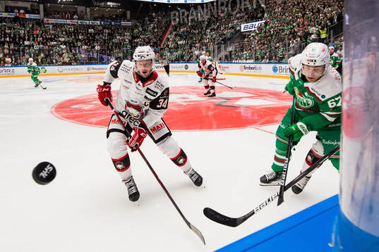 Malmö Redhawks Carl Söderberg och Rögles Leon Bristedt