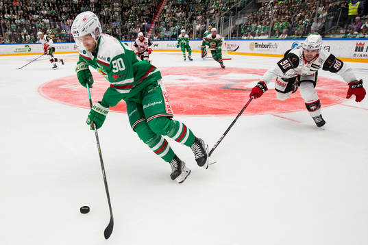 Rögles Ted Brithén och Malmö Redhawks Lance Bouma