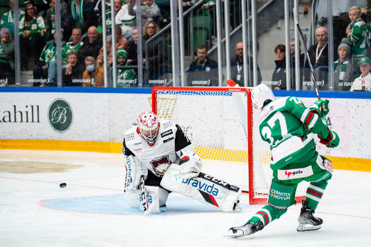 Malmö Redhawks målvakt Daniel Marmenlind räddar skott av