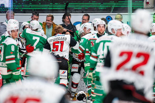 Malmö Redhawks Emil Sylvegård i bråk med Rögles spelare