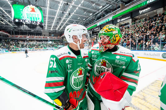 Rögles Ludvig Larsson och målvakt Christoffer Rifalk