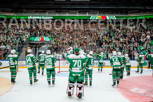 Rögles spelare jublar mot supportrarna
