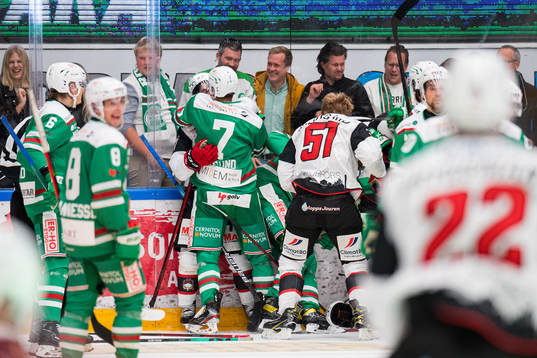 Malmö Redhawks Emil Sylvegård och Rögles Erlend Lesund i