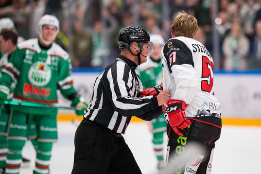 Domare Ludvig Lundgren trycker bort Malmö Redhawks Emil