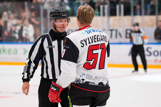 Domare Ludvig Lundgren trycker bort Malmö Redhawks Emil