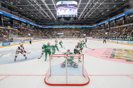 Malmö Redhawks Marcus Sylvegård skjuter mot Rögles