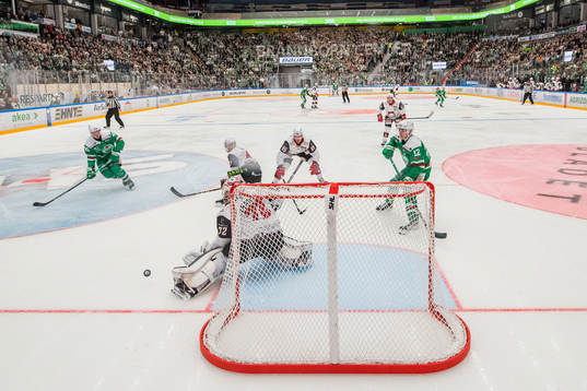 Malmö Redhawks målvakt Daniel Marmenlind räddar skott