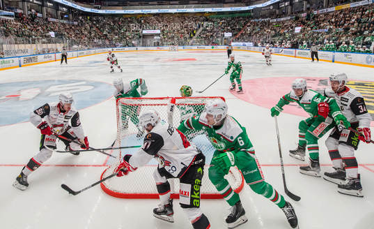 Malmö Redhawks Jaedon Descheneau oroar vid Rögles Tony
